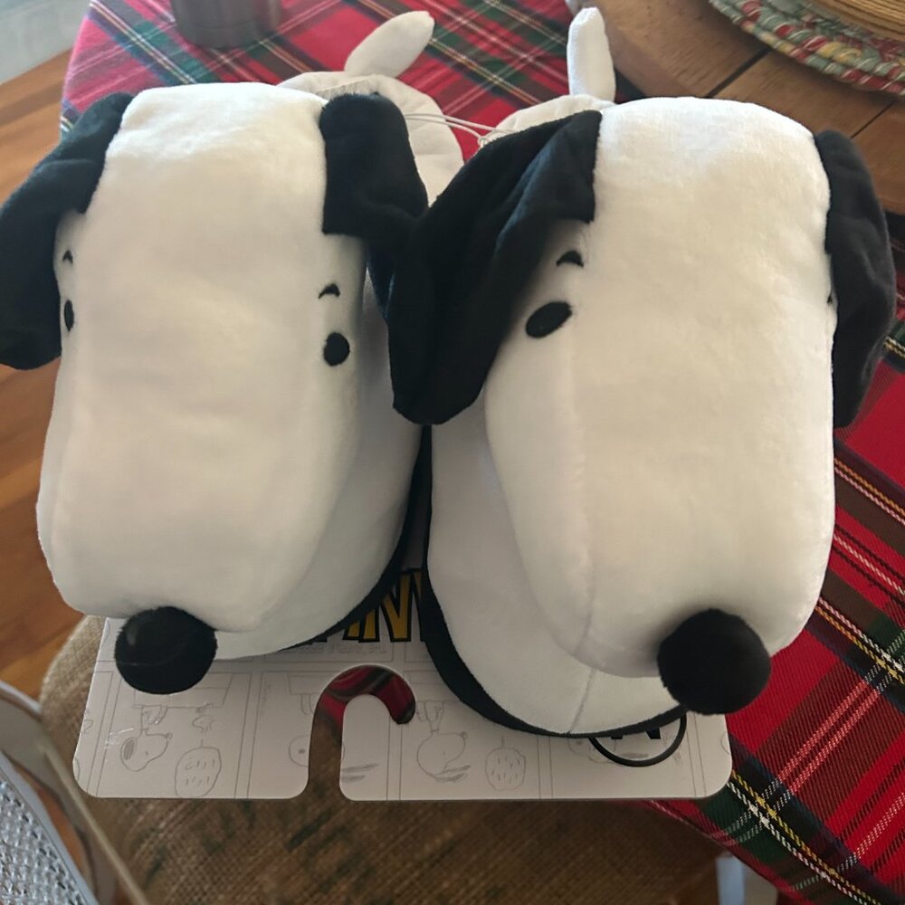 *NEW* - Never used - Snoopy Size Medium slippers